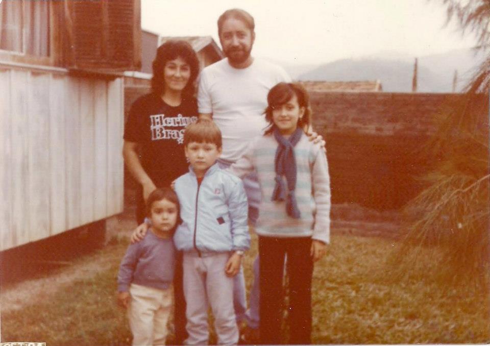 Setembro/84. Meus pais, meus irmãos e eu: ali na barriga dela.